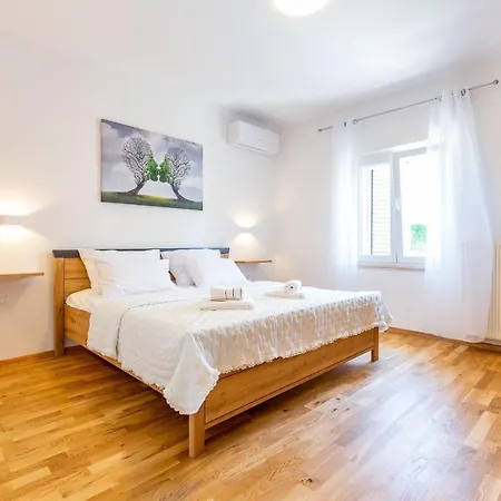 Mp Luxury Holiday Home With Swimming Pool Zára Kültér fotó